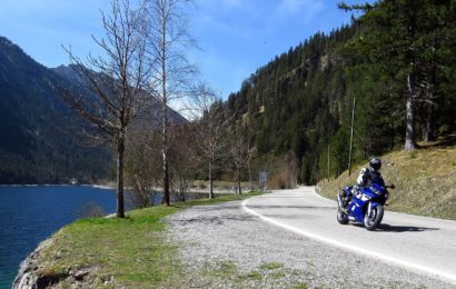 Motorradfahrerin bei Regenstauf gestürzt