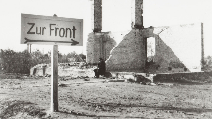 Momentaufnahme in einer polnischen Stadt nach dem Überfall der Wehrmacht: Das Gedenken an den Ausbruch des Zweiten Weltkriegs vor 80 Jahren begleitete ZDFinfo mit einer zwölfteiligen Reihe – von den Gedenkfeiern berichtet das ZDF. Copyright: ZDF/Spiegel-TV 