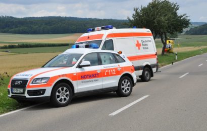 Bikerin auf der Panoramastraße bei Furth i.W. an Leitplanke