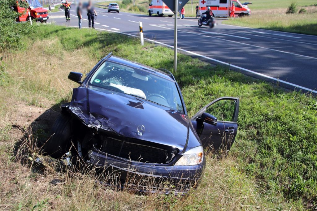 Beschädigter Mercedes-Benz aus Kohlberg Foto: Presse S&J Aktuell