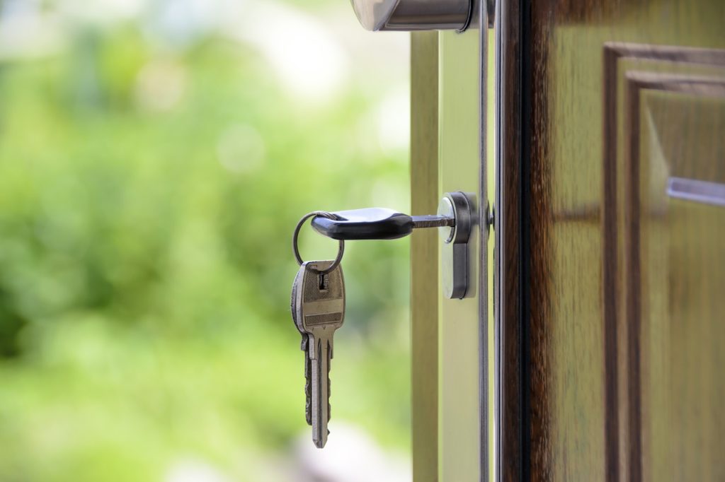 Symbolbild: Haustür mit Schlüssel