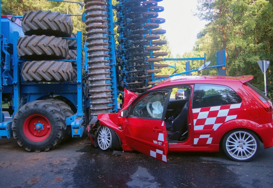 Schwerer Verkehrsunfall zwischen PKW und Sämaschine