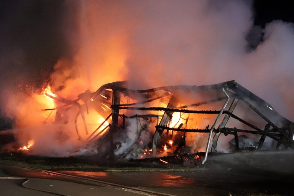 Brand einer Lagerhalle in Parkstein Foto: Jürgen Masching 
pressedienst s & j aktuell