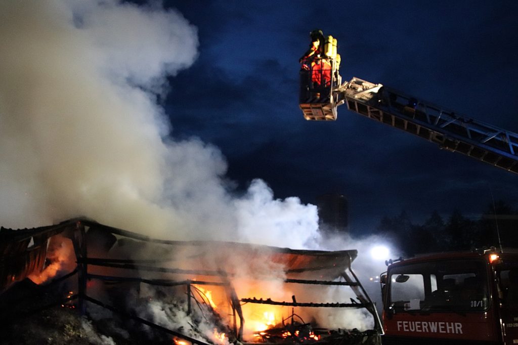 Brand einer Lagerhalle in Parkstein Foto: Jürgen Masching