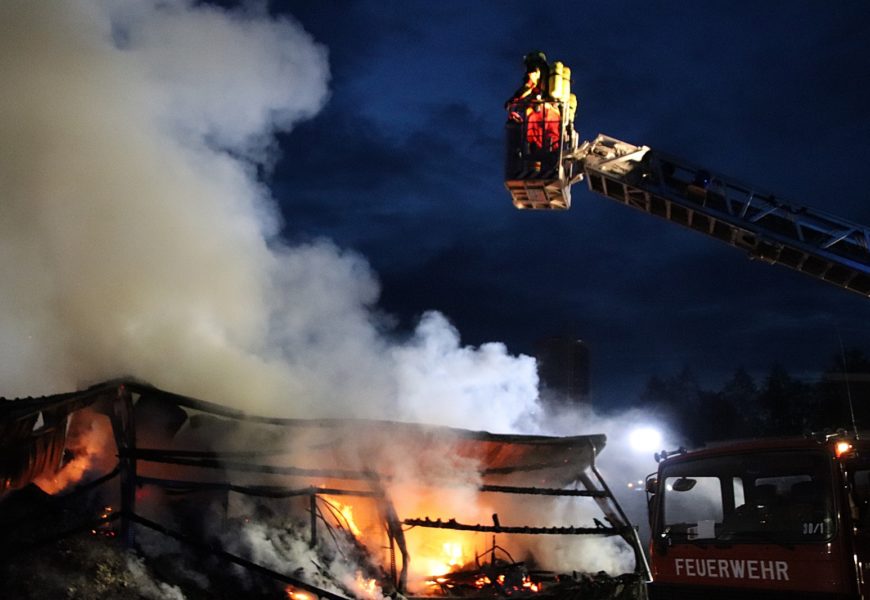 Brand einer Lagerhalle mit hohem Sachschaden