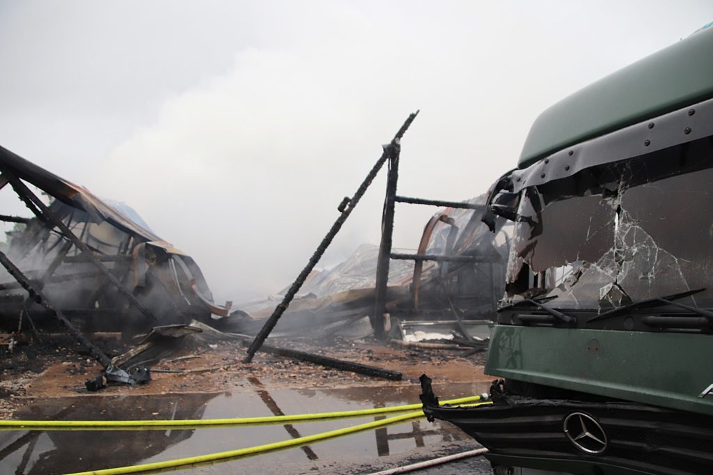 Der LKW wurde ebenfalls völlig zerstört Foto: Jürgen Masching