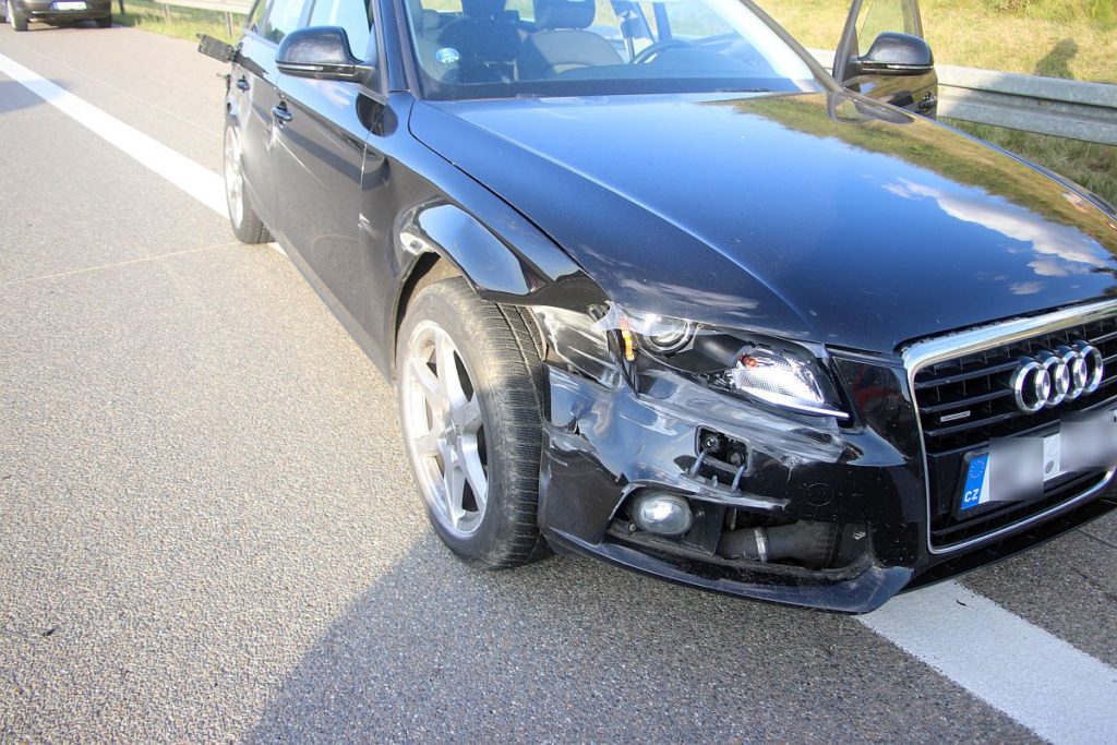 Der verunfallte Auei kam entgegen der Fahrtrichtung zum Stehen Foto: Pressedienst Wagner