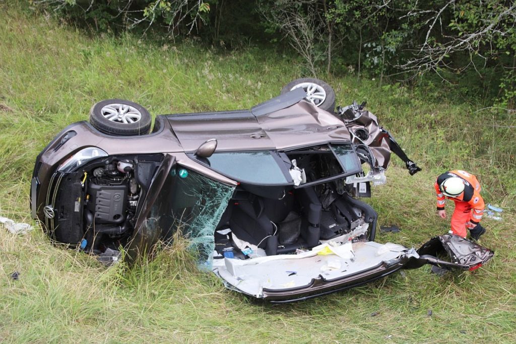 Total beschädigtes Fahrzeug beim Unfall in Vilseck Foto: Presse S&J Aktuell