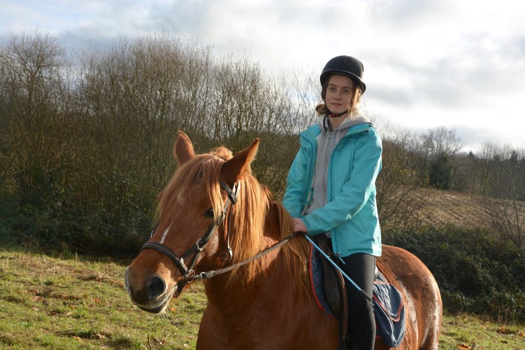 Symbolbild: Reitendes Mädchen