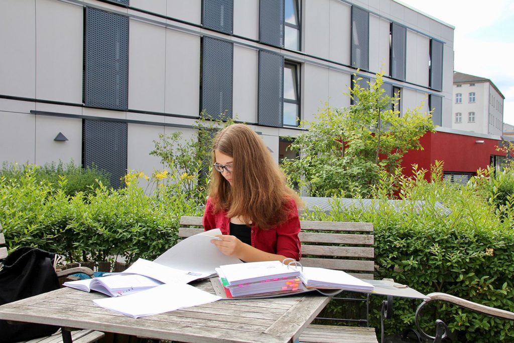 Studentin vor der Wohnanlage „Am Eisberg“ in Amberg   Foto: Wiesel/OTH Amberg-Weiden