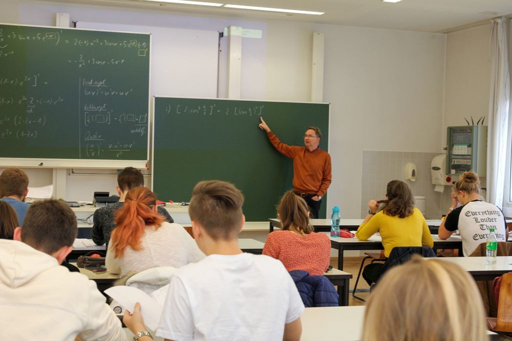 Prof. Dr. Harald Hofberger erklärt und übt mit den StudienanfängerInnen Mathematik
