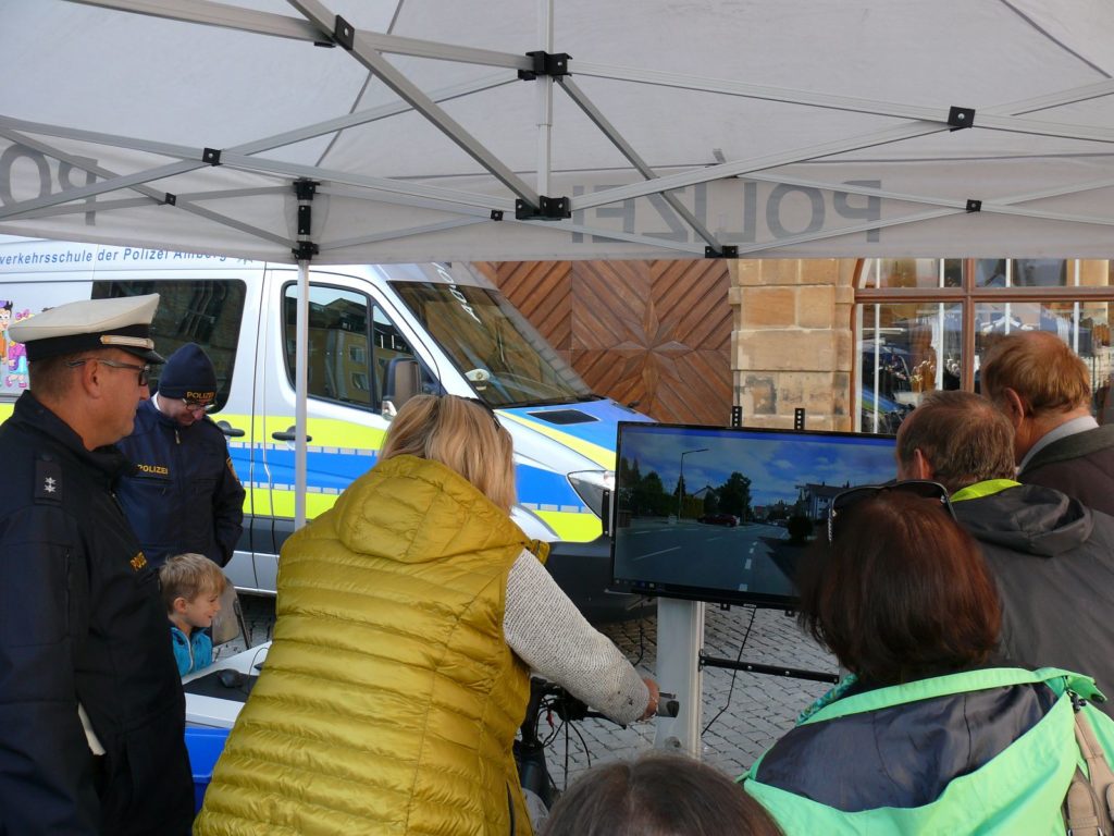 Der Fahrradsimulator der Polizei im Einsatz auf dem Amberger Marktplatz Foto: Polizei