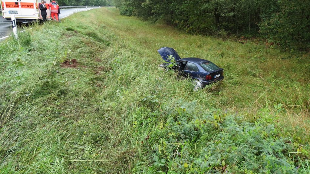 Verunfallter BMW bei Hahnbach Foto: Polizei