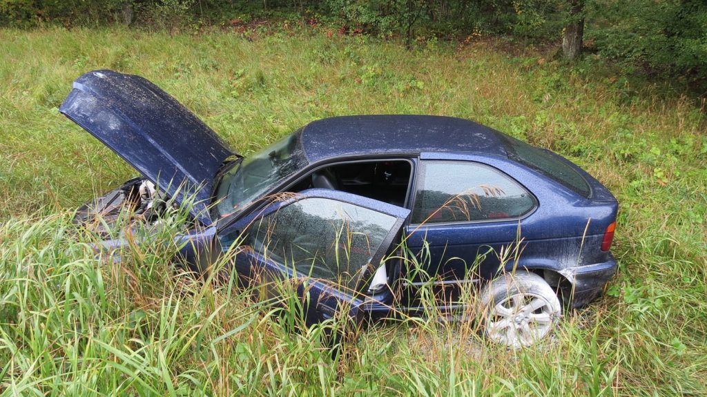 Verunfallter BMW bei Hahnbach Foto: Polizei