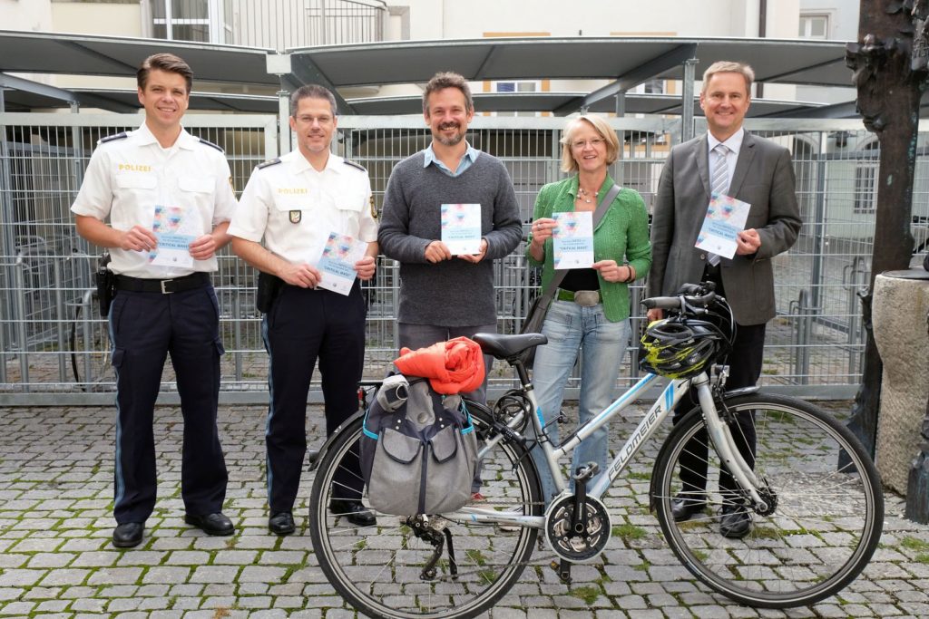 Sie wünschen sich eine schöne und unfallfreie Fahrradtour um die Amberger Altstadt (v.l.n.r.): Polizeipressesprecher Achim Kuchenbecker, der Leiter der Polizeiinspektion Amberg Thomas Lachner, Martin Frey und Gerlinde Köder von Critical Mass Amberg sowie Dr. Bernhard Mitko, Leiter des städtischen Referats für Recht, Umwelt und Personal. Foto: Susanne Schwab