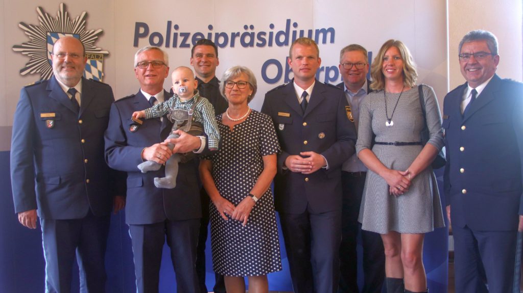 v.l.n.r. Polizeipräsident Norbert Zink, EPHK Friedrich Böhm mit Enkel, Landrat Kreis Schwandorf Thomas Ebeling, Frau Böhm, Polizeirat und neuer Dienststellenleiter Tobias Mattes, OB Michael Cerny, Frau Matthes, Polizeidirektor Robert Hausmann Foto: Pressedienst Wagner