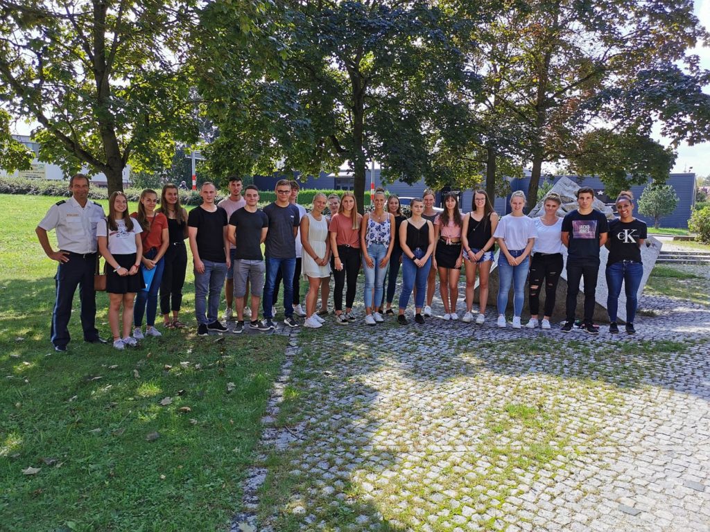 Die jungen Menschen treten ihre Ausbildung bei der Polizei in Sulzbach-Rosenberg und Nabburg an Foto: Polizei