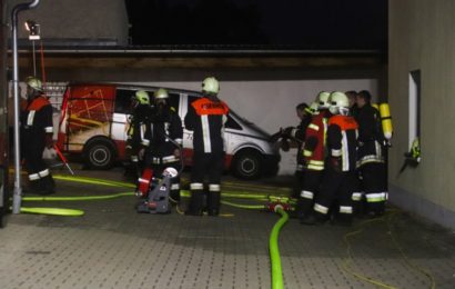 Brand eines unbewohnten Reihenhauses in Auerbach