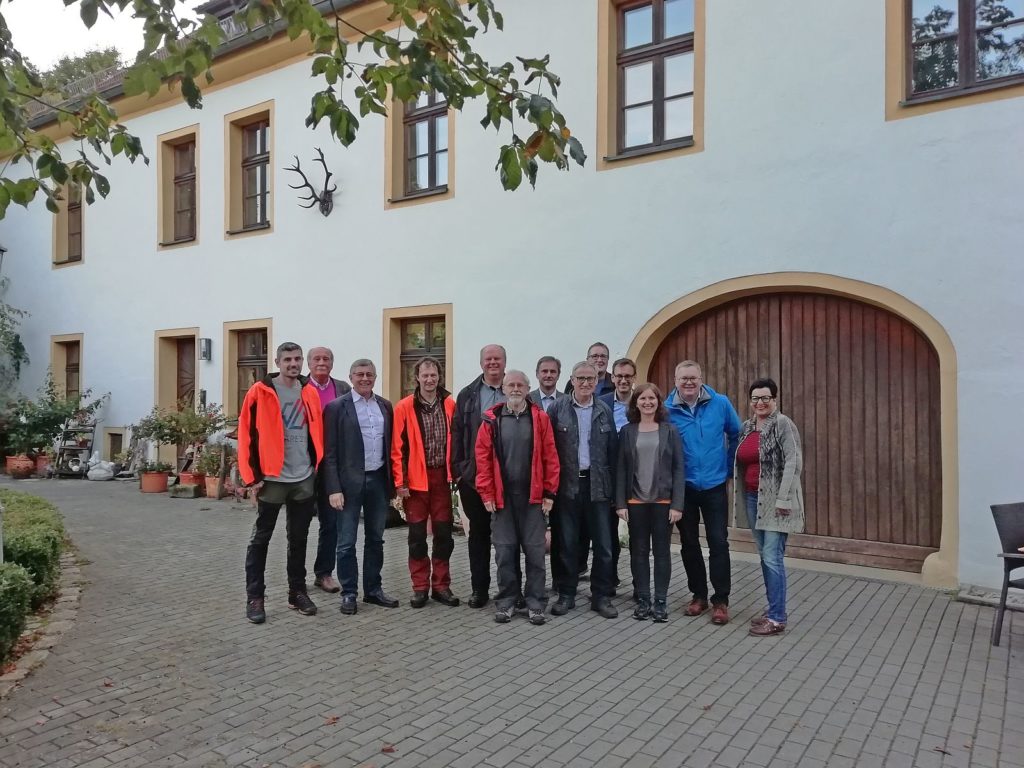 Das städtische Forstamt lud Stadträtinnen und Stadträte zur Infofahrt "Klimawald Amberg" ein.