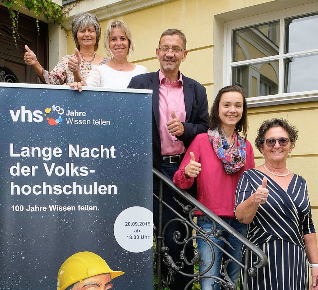 Freuen sich schon auf viele Gäste zur "Langen Nacht der Volkshochschulen" (v.l.n.r.): Christa Lorenz, Claudia Demleitner, Leiter Reiner Volkert, Franziska Rupprecht und Evi Donhauser von der Volkshochschule Amberg .