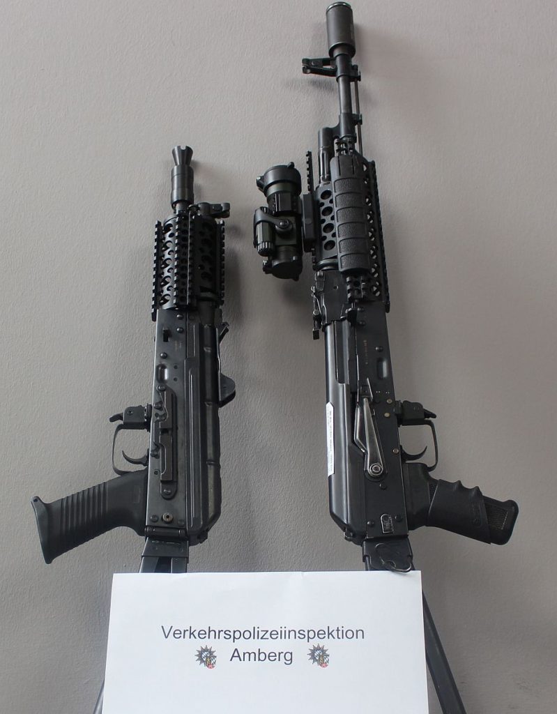 Täuschend echte Maschinenpistolen Foto: VPI Amberg