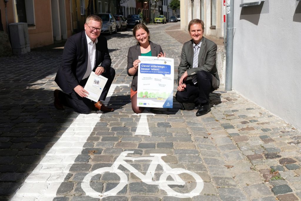 Oberbürgermeister Michael Cerny, Klimaschutzmanagerin Corinna Loewert und Referatsleiter Dr. Bernhard Mitko (v.l.n.r.) vor der neuen Markierung in der Langen Gasse. Foto: Susanne Schwab