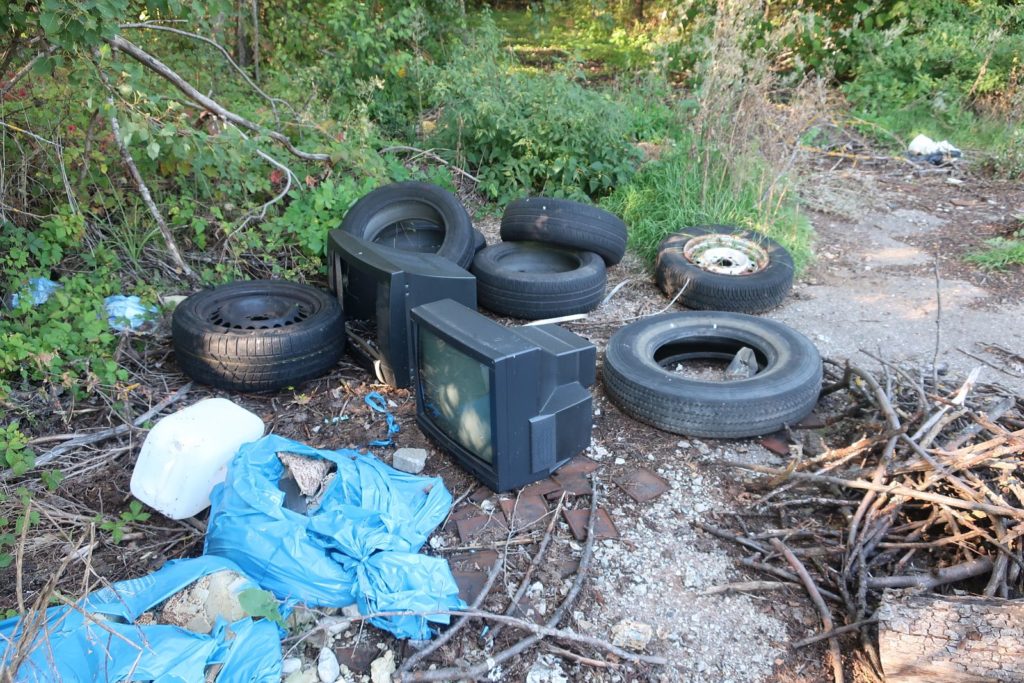 Illegale Müllentsorgung bei Irrenlohe Foto: Polizei