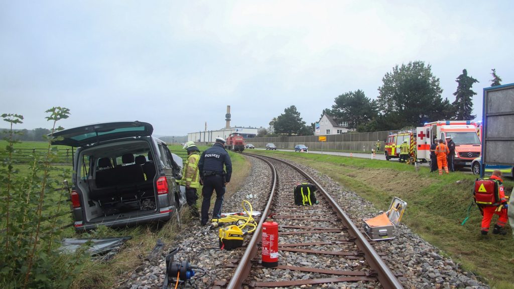 Der VW-Bus stieß mit der Lok im Hintergrund zusammen Foto: Pressedienst Wagner