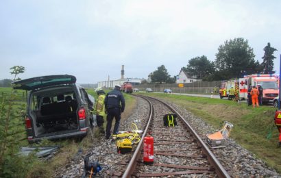 VW-Bus kollidiert mit Güterlokomotive