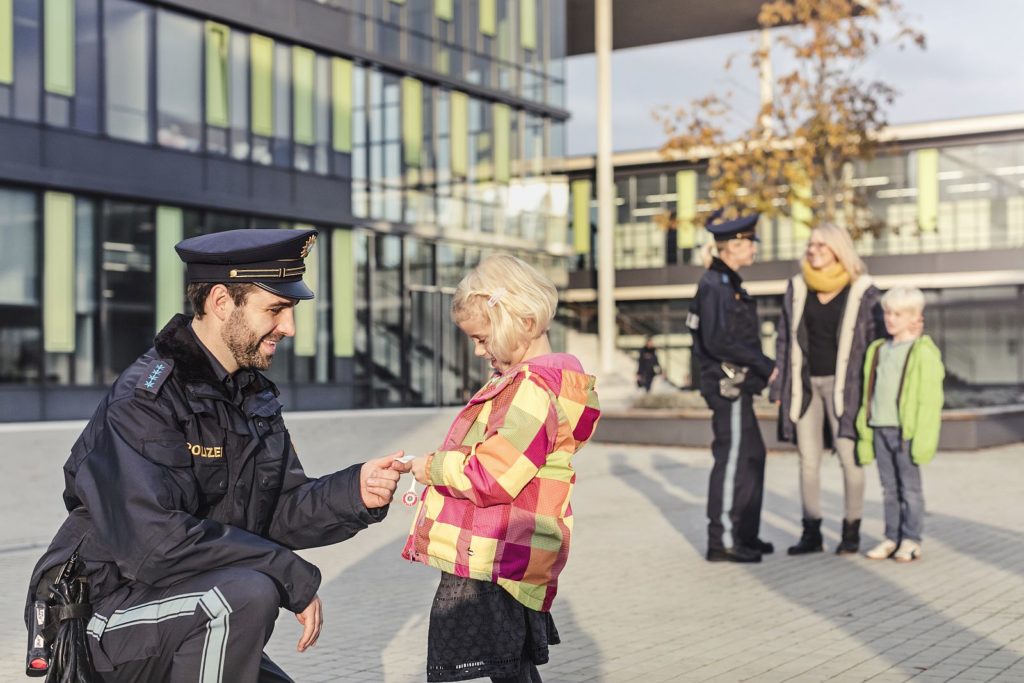 Polizei im Gespräch mit Kindern Quelle: Polizeipräsidium Oberfpalz