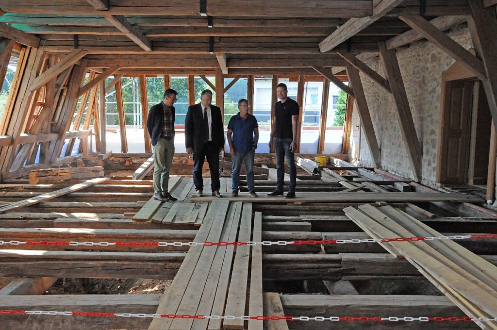 Im kleinen Saal sind der Boden und die Seiten komplett geöffnet. In ca. 2 Jahren sollen hier aber schon wieder Veranstaltungen stattfinden können. Foto: Christine Hollederer