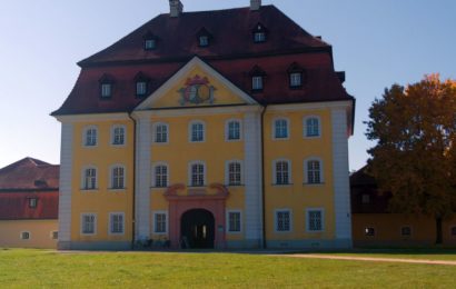 Schloss Theuern mit Äpfeln beschmiert