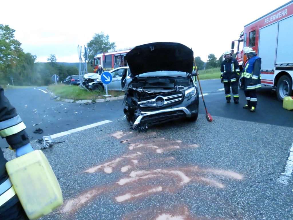 Die Fahrerin des Mercedes missacchtete die Vorfahrt der Unfallgegnerin Foto: Polizei