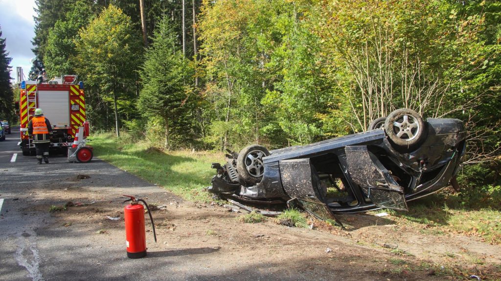 Der Mercedes überschlug sich und blieb auf dem Dach liegen. Foto: Pressedienst Wagner