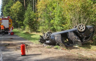 Bei Verkehrsunfall in Amberg zwei Personen verletzt, Pkw überschlägt sich