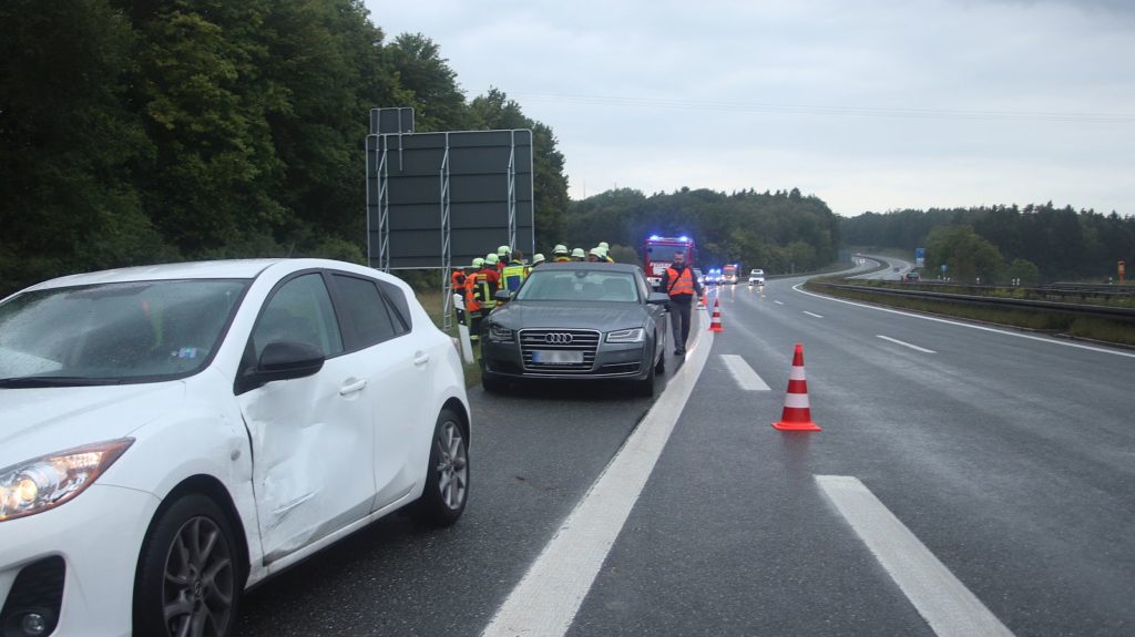 Die verunfallten Fahrzeuge auf der A6 bei Ursensollen Foto: Pressedienst Wagner