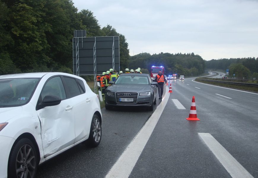 Auffahrunfall auf der Autobahn bei Nittendorf – Unfallverursacher flieht zu Fuß