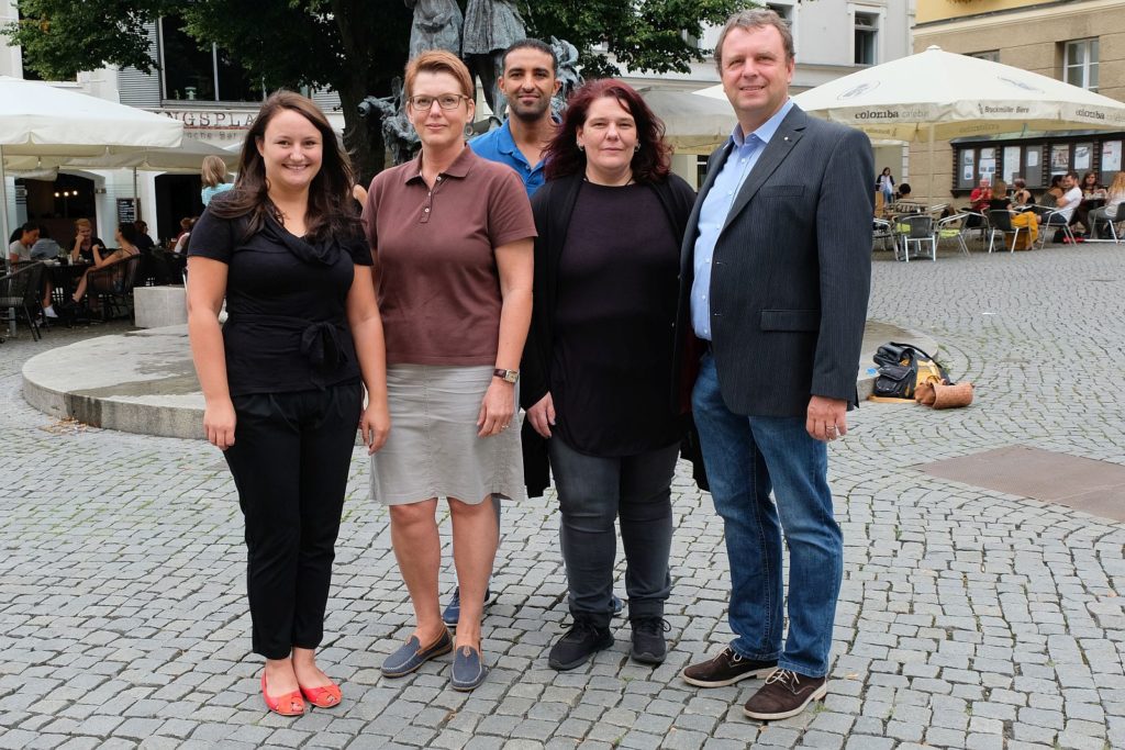 von links: Christina Gerl (Stadt Amberg), Irina Huber (Caritas), Sylvia Benjamin (Caritas), Soufiane Mouncir (Bildungswerk), Andreas Hermann (Lions-Club) Foto © Stadt Amberg, Thomas Graml