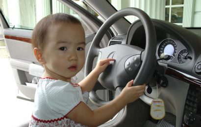 Verkehrsunfall durch spielende Kinder im Auto