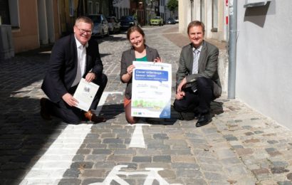 OB  Michael Cerny gibt die Lange Gasse in Gegenrichtung für den Radverkehr  frei