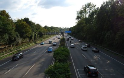 Elektroschocker und Springmesser bei Kontrolle auf Autobahn festgestellt