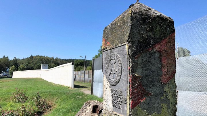 "Grenzgänger - Spurensuche am ehemaligen Todesstreifen": Ein alter DDR-Grenzstein in der Gedenkstätte beim geteilten Dorf Mödlareuth Copyright: ZDF/Andreas Postel