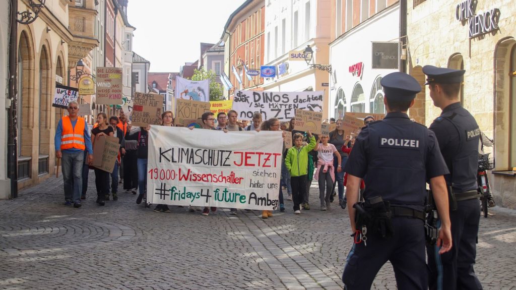 Ein langer Zug von Demonstranten schlängelte sich durch die Amberger Altstadt Foto: Pressedienst Wagner