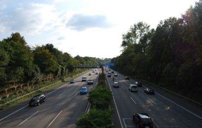 Heller Kleintransporter flüchtet nach Unfall auf der A3 in Regensburg