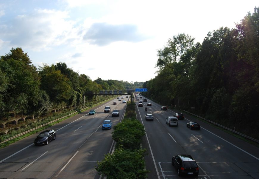 Heller Kleintransporter flüchtet nach Unfall auf der A3 in Regensburg