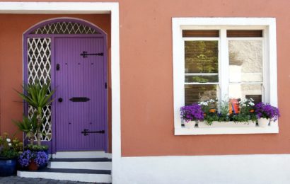 Hauswand mit Farbbeutel beworfen