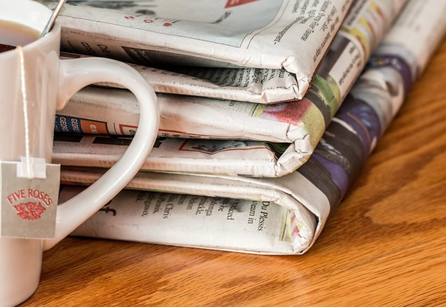Bierflaschen im Zeitungswagen entleert.