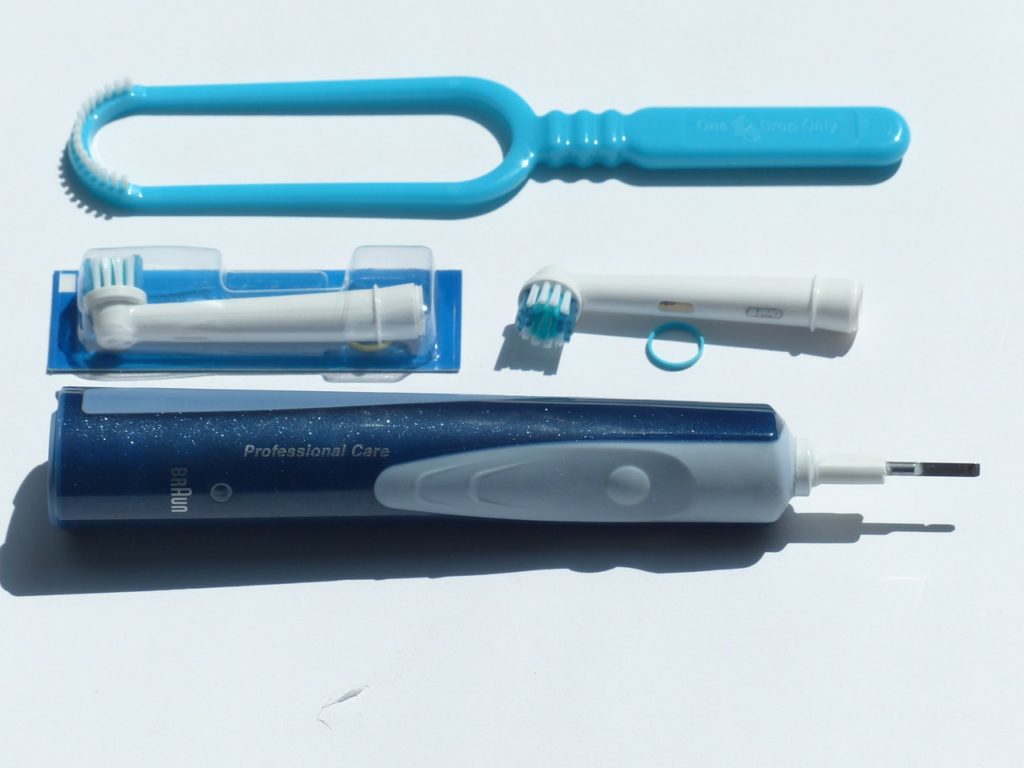 Symbolbild: Elektrische Zahnbürste samt Zubehör