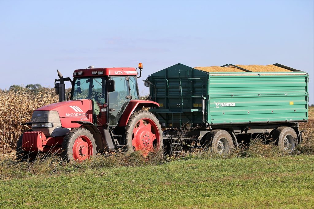 Symbolbild: Traktor mit Anhänger voll Mais