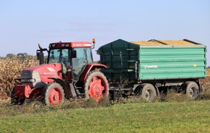 Traktor verliert Ladung